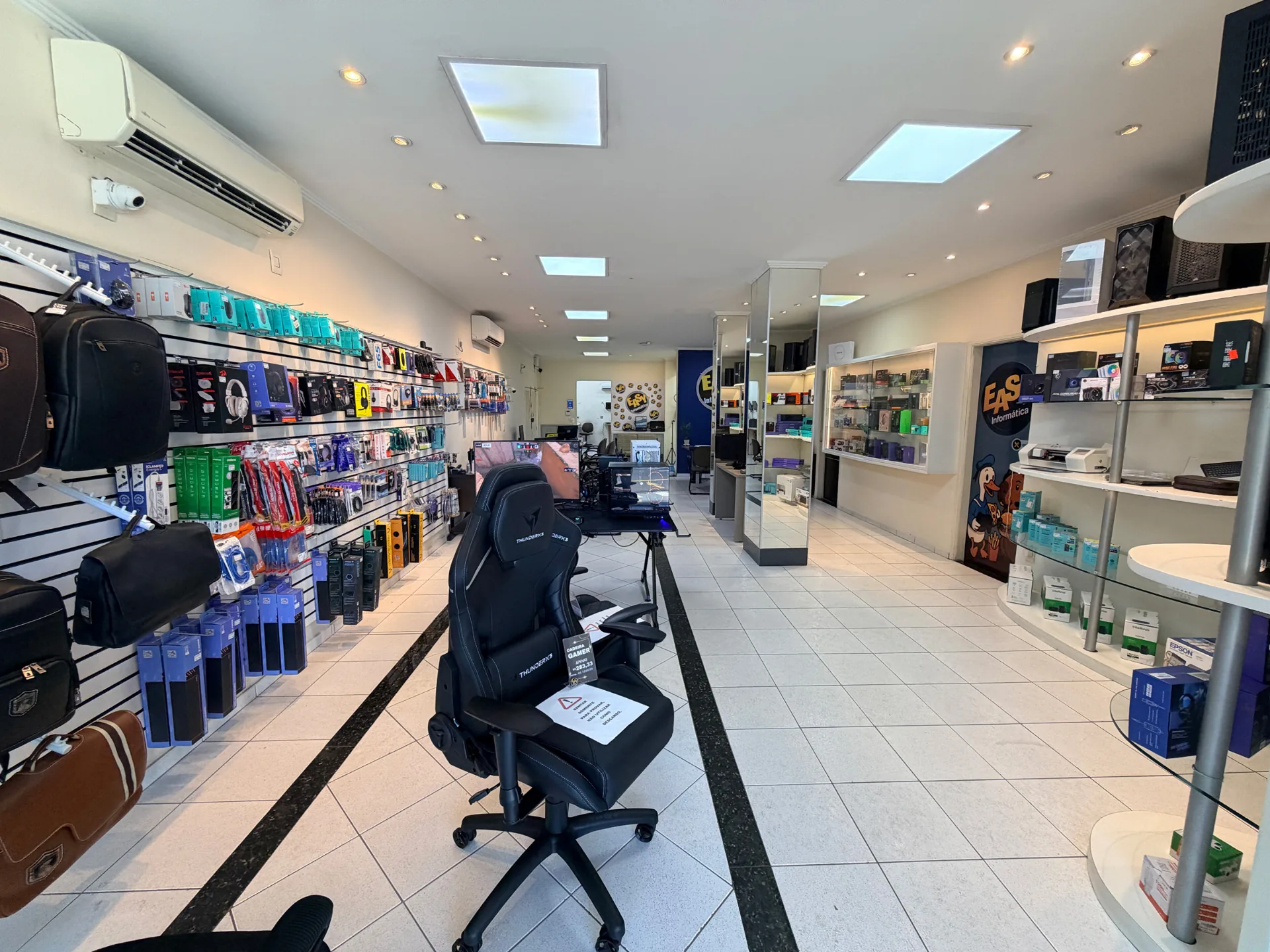 Interior da loja Easy Informática com vitrine de acessórios e periféricos