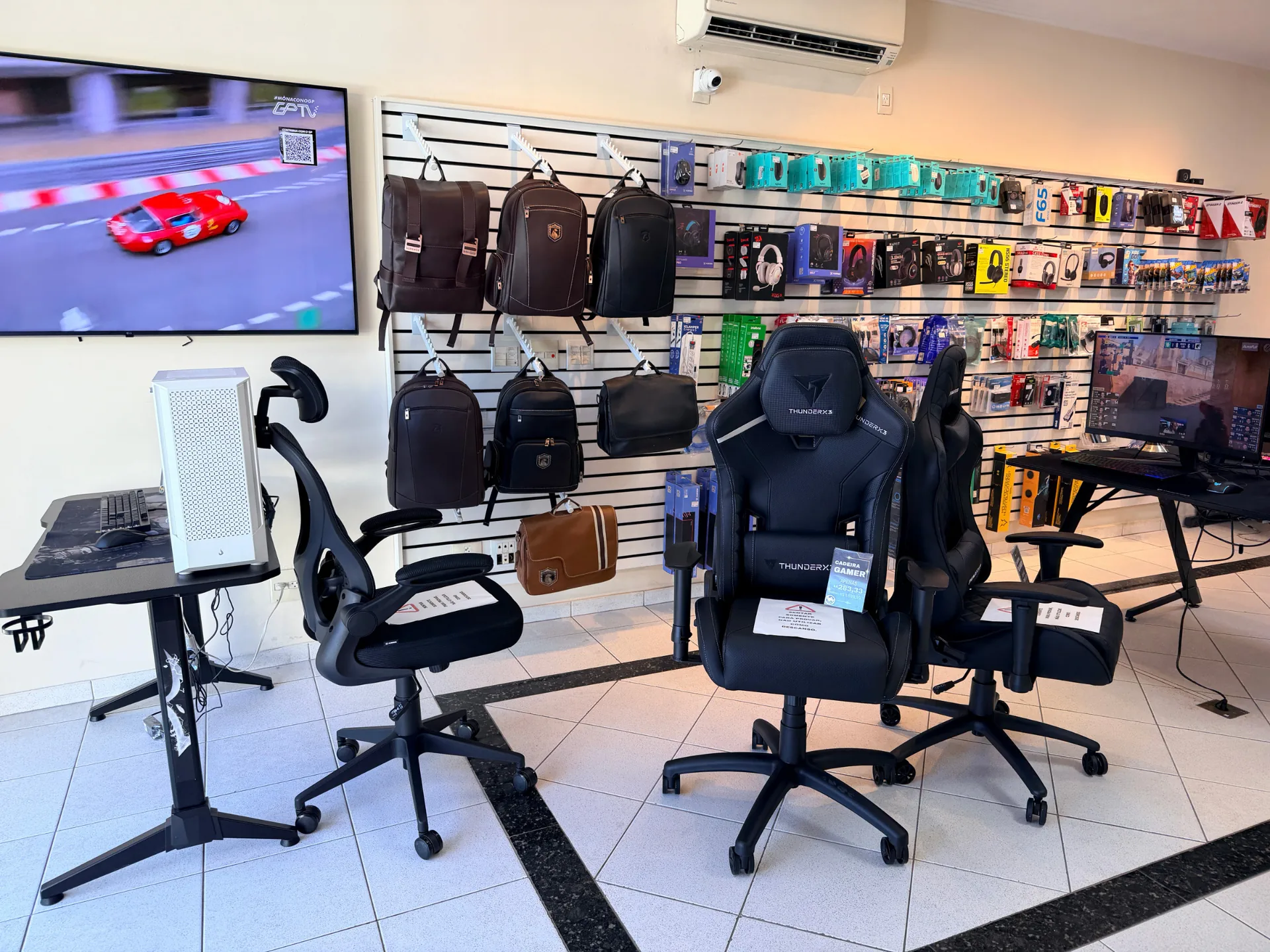 Cadeiras gamer ThunderX3, mochilas e headsets expostos na loja