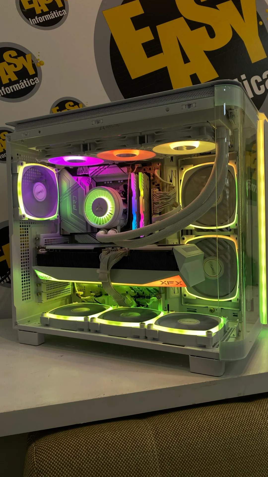 PC gamer branco com Radeon XFX e cooler Arctic montado pela Easy Informática