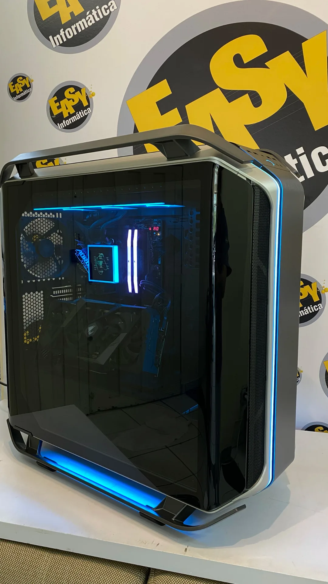 PC gamer Cooler Master Cosmos com iluminação azul montado em Rio Preto